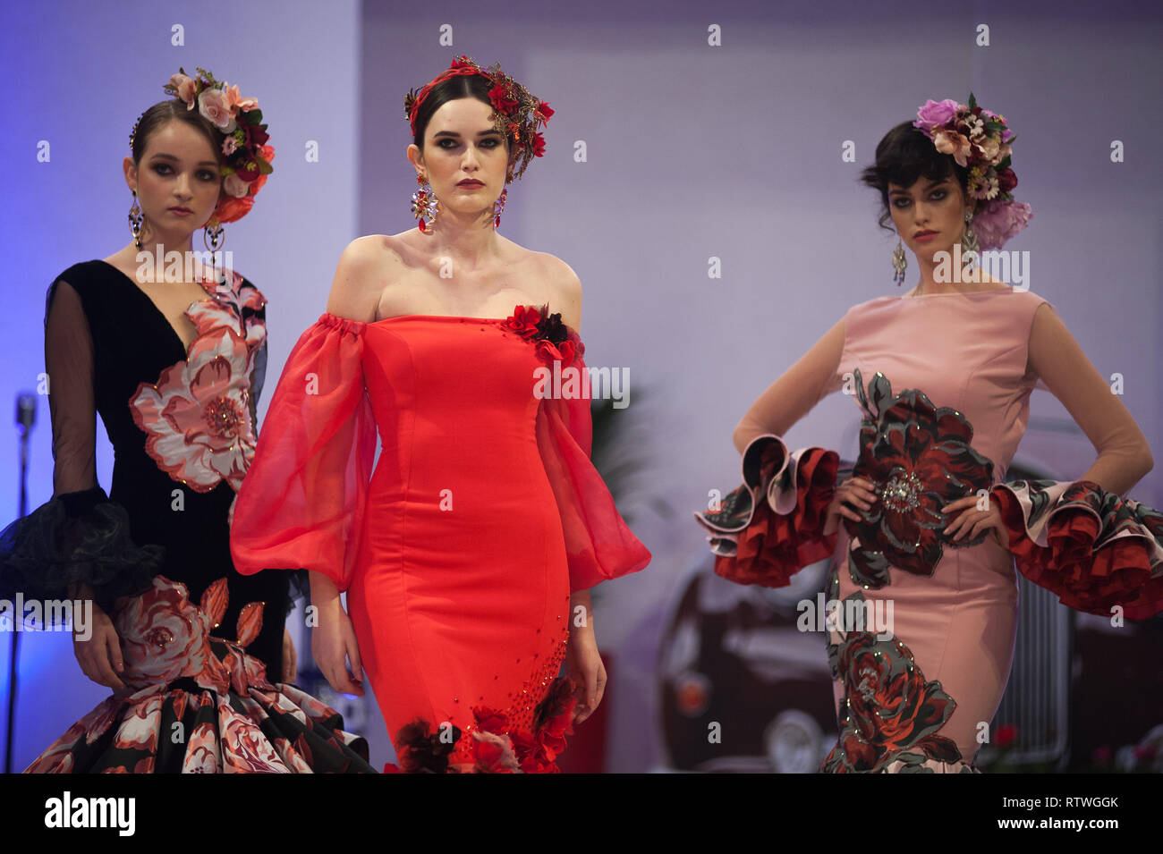 Malaga, Malaga, Espagne. 2e Mar, 2019. Vu portant des modèles de robes de flamenco qui pose pour les photographes sur le podium au cours de la IV International Fashion Fair Flamenco (FIMAF) dans l'hôtel NH au centre-ville de ville. Chaque année une nouvelle édition de l'International Fashion Fair Flamenco se produit, une rencontre avec les concepteurs pour promouvoir et présenter l'avant-saison mode flamenca designs. L'industrie de la mode flamenco est un moteur économique de l'Andalousie, et sa culture est reconnu à l'échelle internationale. Credit : Jésus Merida/SOPA Images/ZUMA/Alamy Fil Live News Banque D'Images