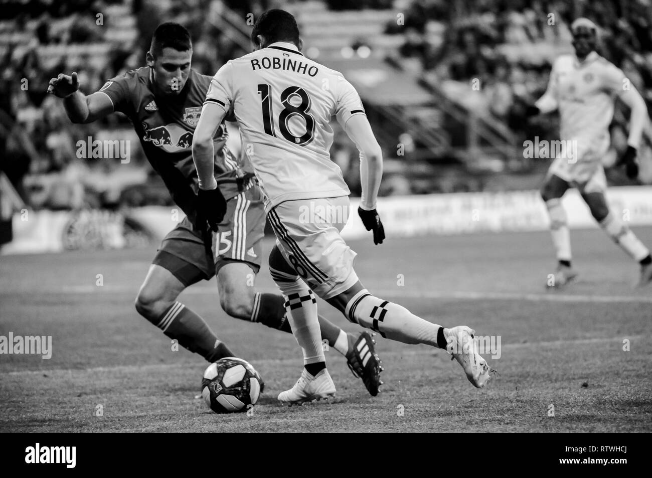 Samedi, Mars 02, 2019 : New York Red Bulls defender Sean Nealis (15) défend contre Columbus Crew SC avant Robinho (18) dans la deuxième partie du match entre les New York Red Bulls et Columbus Crew SC dans le match d'ouverture au stade de Mapfre, à Columbus OH. Crédit Photo obligatoire : Dorn Byg/Cal Sport Media. Columbus Crew SC 1 - New York Red Bulls 1 Banque D'Images