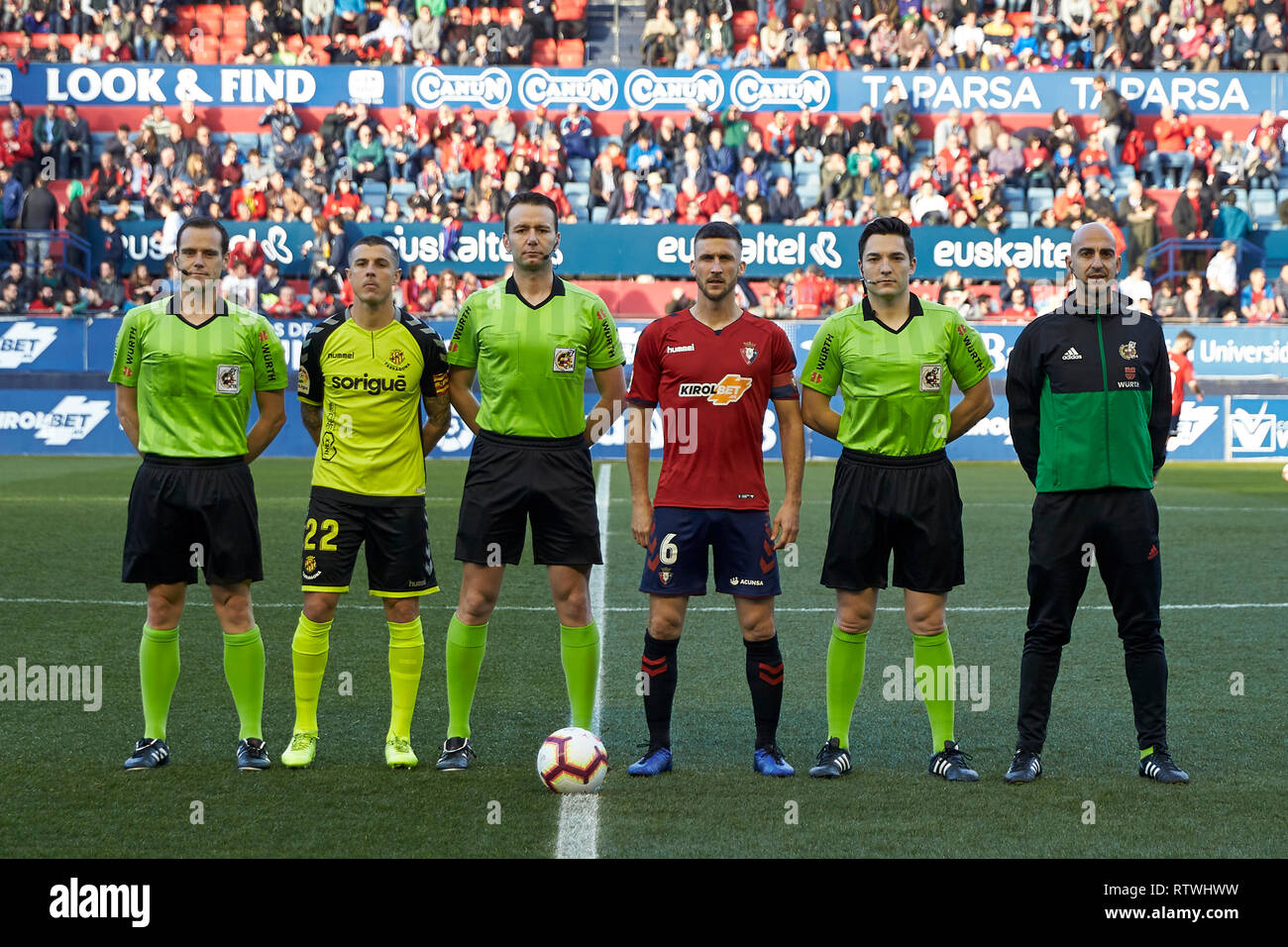 Les capitaines des deux équipes et les arbitres sont vus avant le football espagnol de La Liga 123, match entre le CA Osasuna et Nastic de Tarragona au stade Sadar, à Pampelune. ( Score final ; CA OSASUNA 1:0 NASTIC ) Banque D'Images