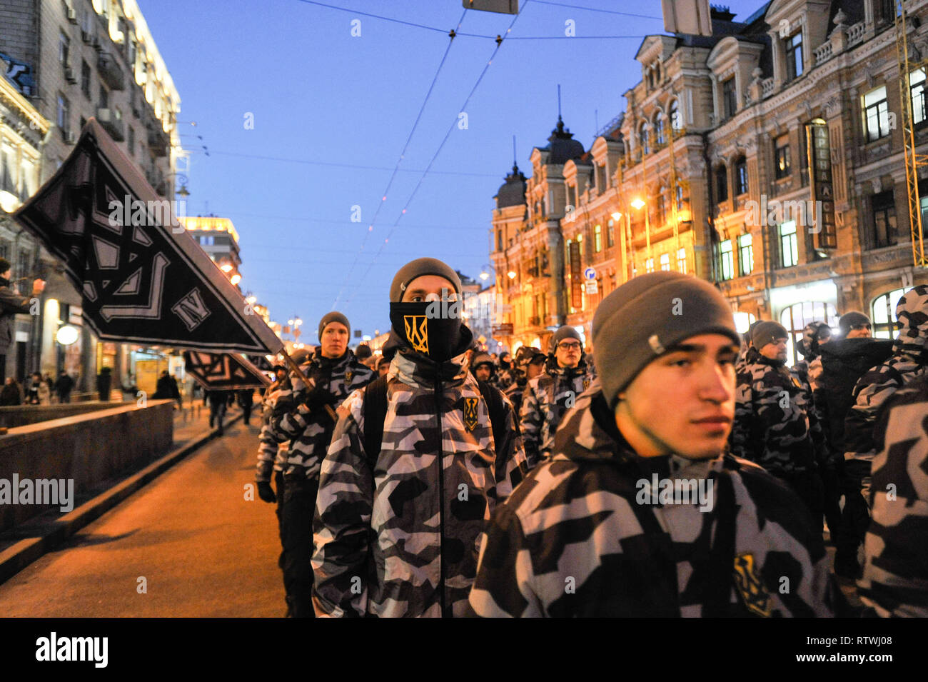 Une activiste vu avec son visage couvert au cours de l'anniversaire. Des militants du parti d'extrême droite ukrainienne corps nationaux, ont participé à une marche en l'honneur du deuxième anniversaire de la création des "équipes nationales" de l'organisation. Équipes nationales sont des associations créées pour assurer l'ordre dans les rues des villes de l'Ukraine. Banque D'Images