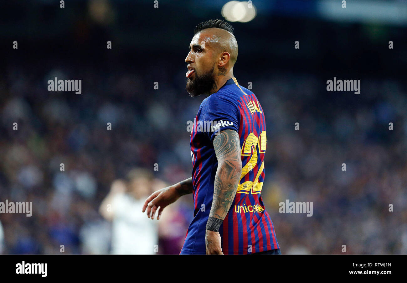 FC Barcelone, le Arturo Vidal en action au cours de la Liga match entre le Real Madrid et le FC Barcelone à Santiago Bernabéu de Madrid. Score final : Real Madrid 0 - 1 FC Barcelone Banque D'Images