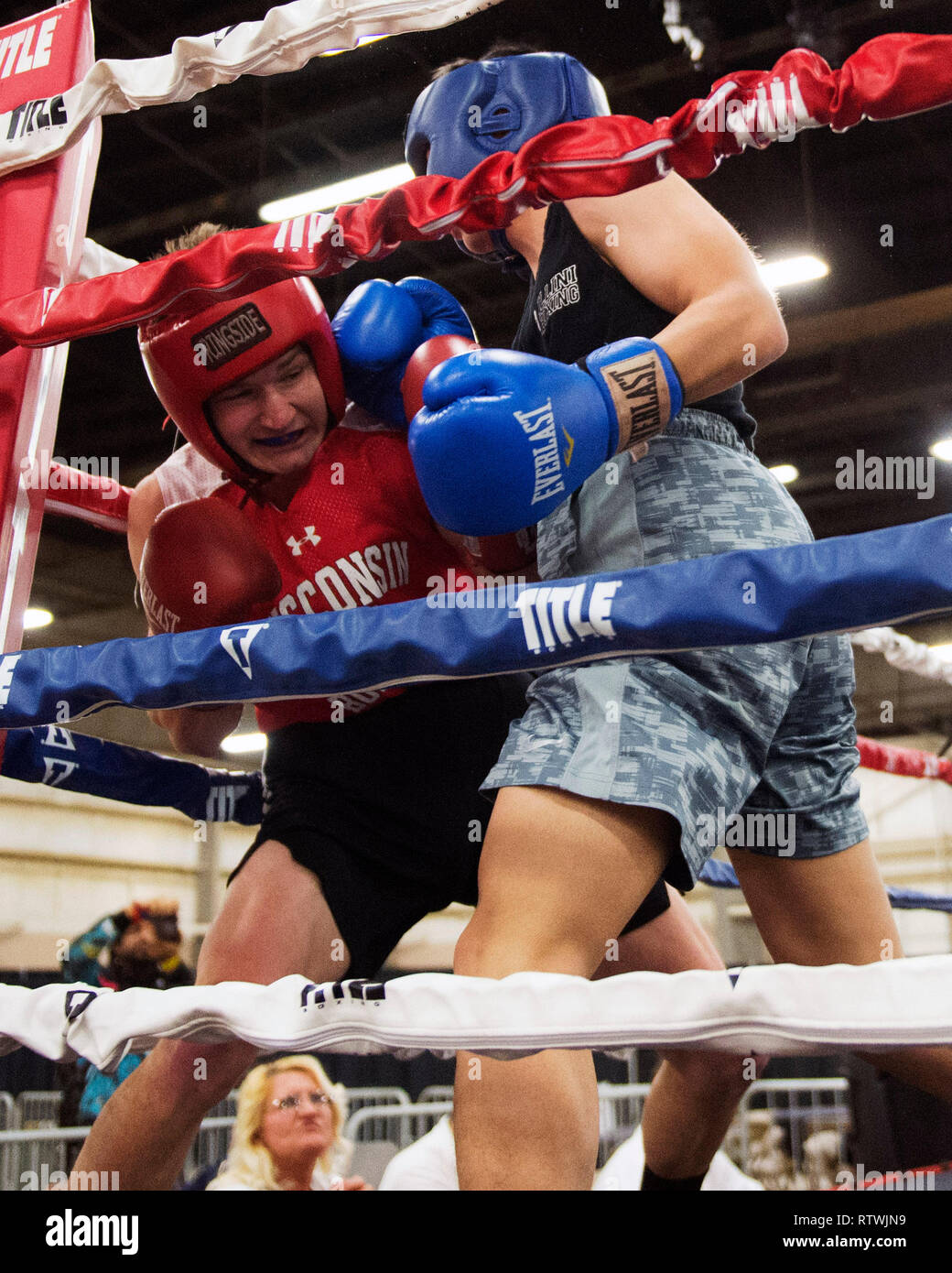 2 mars 2019 : Daniel Choi de l'Illinois se bat dans le coin avec Cade Allox du Wisconsin dans le concours de boxe amateur à l'Arnold Sports Festival à Columbus, Ohio, USA. Brent Clark/Alamy Live News Banque D'Images