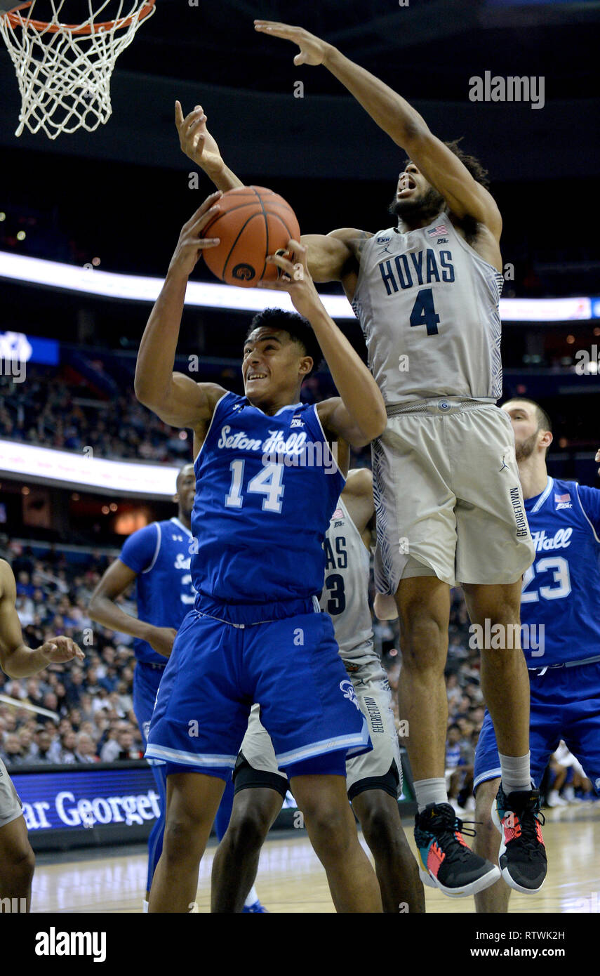 Washington, DC, USA. 2e Mar, 2019. 20190302 - Jared avant de Seton Hall RHODEN (14) Parcours vers le bas un rebond sous garde de Georgetown JAGAN Mosley (4) dans la première moitié à Capital One Arena à Washington. Credit : Chuck Myers/ZUMA/Alamy Fil Live News Banque D'Images