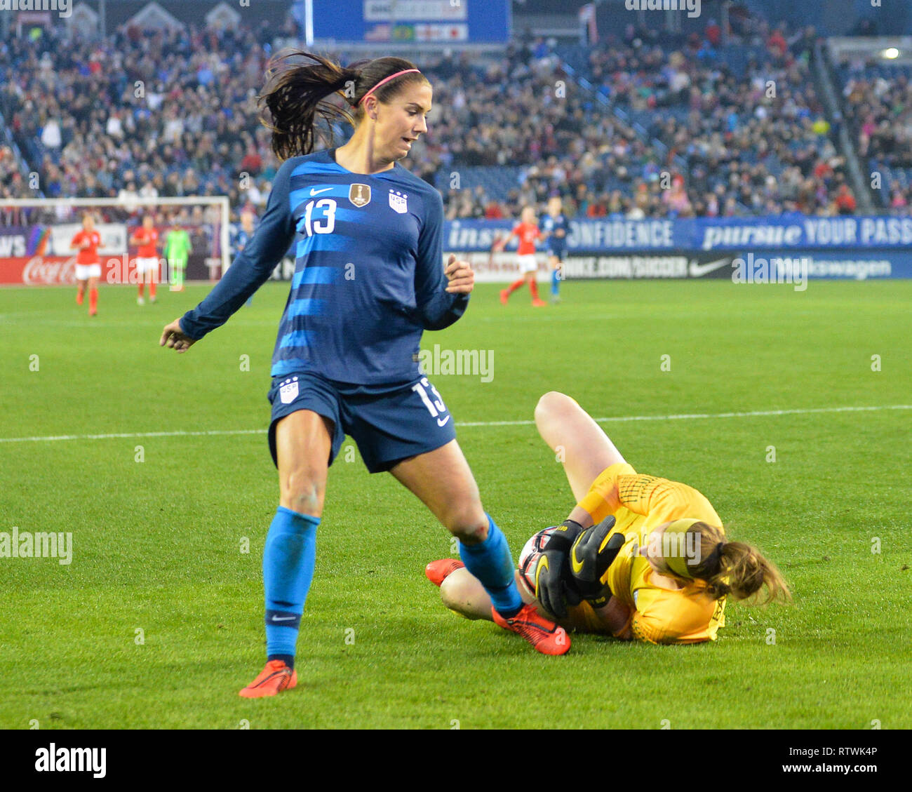 Nashville, Tennessee, USA. 2 mars, 2019.US Women's National Team avant, Alex Morgan (13), juste à côté de la boule qui est saisi par l'Angleterre le gardien de l'équipe nationale féminine, Karen Bardsley (1), au cours de l'International match de football entre les USA et l'Angleterre, dans la tasse, elle croit de Nissan Stadium à Nashville, TN. La partie s'est terminée par un match nul, 2-2. Kevin Langley/Sports médias du Sud/CSM Crédit : Cal Sport Media/Alamy Live News Banque D'Images