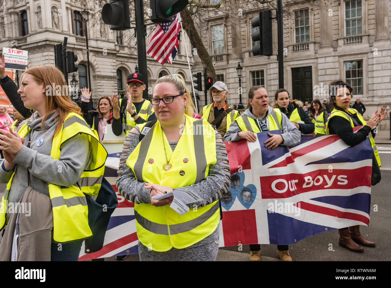 Londres, Royaume-Uni. 2 mars 2019. Les manifestants kurdes marcher contre l'oppression turque et de faire preuve de solidarité avec les grévistes de la faim ont été accueillis avec des applaudissements prolongés par gilet jaune UK manifestants comme ils sont arrivés à Downing St. ils ont été félicités pour la défense de leurs droits, bien que politiquement les deux groupes sont aux antipodes. Certains portant des gilets jaunes sont venus jusqu'à parler avec les Kurdes, et secoua les mains de l'UK grévistes, bien que certains kurdes ont refusé de serrer la main de l'aile droite des manifestants. Crédit : Peter Marshall/Alamy Live News Banque D'Images