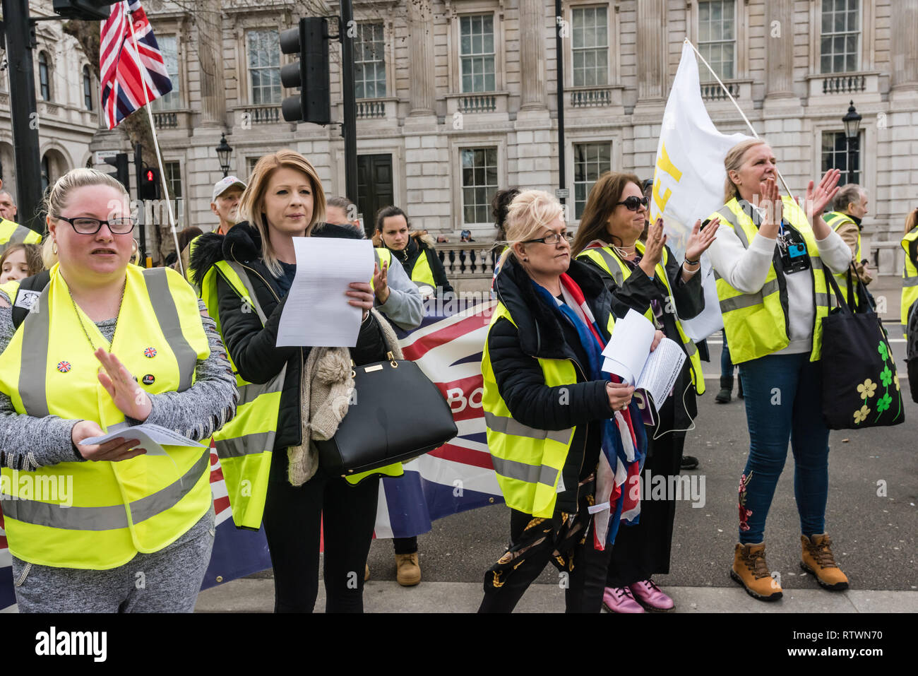 Londres, Royaume-Uni. 2 mars 2019. Les manifestants kurdes marcher contre l'oppression turque et de faire preuve de solidarité avec les grévistes de la faim ont été accueillis avec des applaudissements prolongés par gilet jaune UK manifestants comme ils sont arrivés à Downing St. ils ont été félicités pour la défense de leurs droits, bien que politiquement les deux groupes sont aux antipodes. Certains portant des gilets jaunes sont venus jusqu'à parler avec les Kurdes, et secoua les mains de l'UK grévistes, bien que certains kurdes ont refusé de serrer la main de l'aile droite des manifestants. Crédit : Peter Marshall/Alamy Live News Banque D'Images