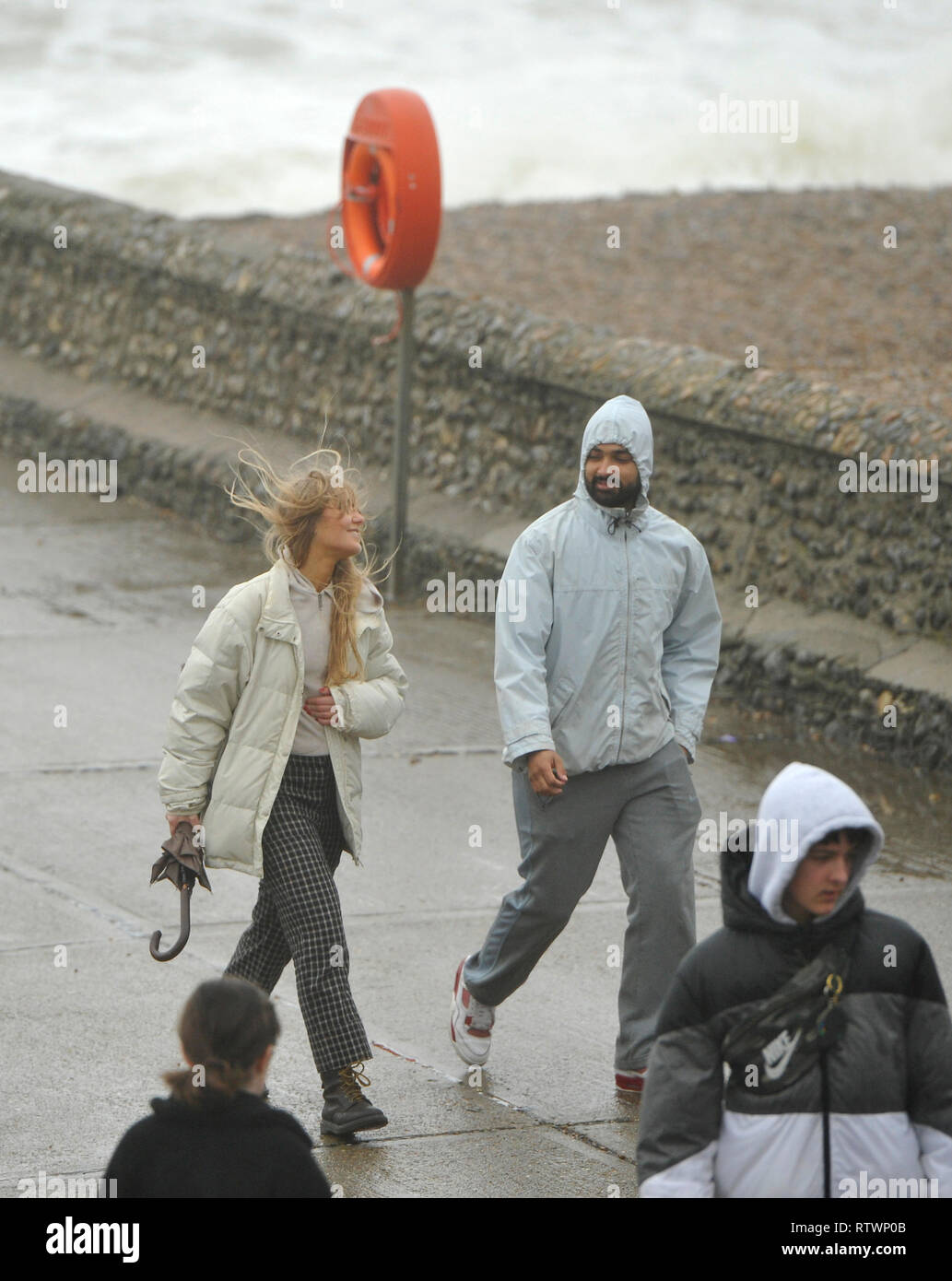 Brighton, East Sussex, UK. 3 mars 2019 .Les visiteurs étaient déterminés à profiter d'une promenade sur le front de mer de Brighton aujourd'hui que Storm Freya est arrivée et a commencé à batter parties de la Grande-Bretagne aujourd'hui Crédit : Simon Dack/Alamy Live News Banque D'Images