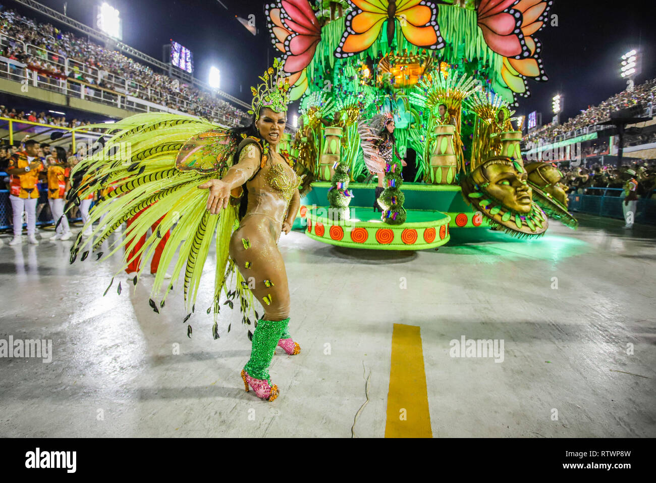 Rio de Janeiro, Brésil. 06Th Mar, 2019. Membre de l'Estácio de Sá école de samba pendant le Carnaval 2019 Défilé de série A dans la place Marques do Sapucaí Sambódromo dans la ville de Rio de Janeiro ce samedi, 02. (Photo : William Volcov/Brésil Photo Presse) Credit : Brésil Photo Presse/Alamy Live News Banque D'Images