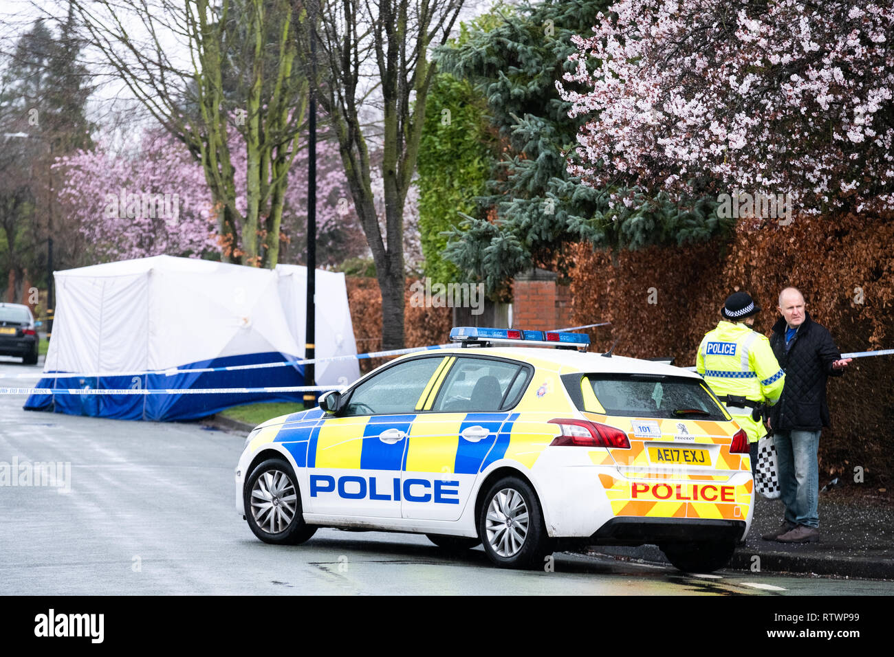 Altrincham, Trafford, Manchester, Royaume-Uni. 06Th Mars, 2019. Deux adolescents ont été arrêtés, soupçonnés d'avoir poignardé un jeune homme de 17 ans à la mort sur l'ajonc Bank Road, dans la région de Hale Barns Altrincham. L'incident s'est produit à environ 6:40h le samedi, 2 mars, 2019. La police continue de travailler sur les lieux le dimanche 3 mars, 2019. Crédit : Christopher Middleton/Alamy Live News Banque D'Images