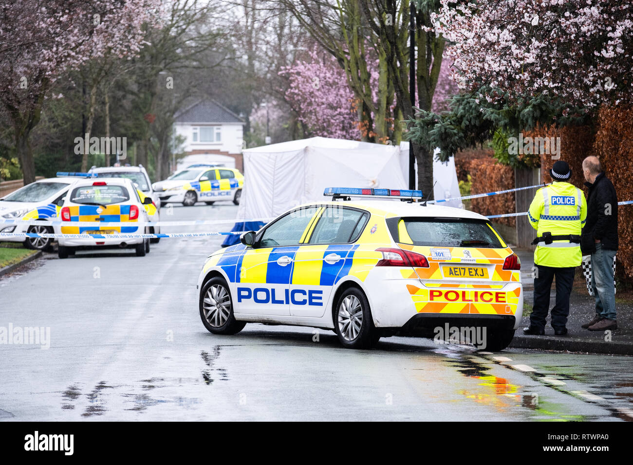 Altrincham, Trafford, Manchester, Royaume-Uni. 06Th Mars, 2019. Deux adolescents ont été arrêtés, soupçonnés d'avoir poignardé un jeune homme de 17 ans à la mort sur l'ajonc Bank Road, dans la région de Hale Barns Altrincham. L'incident s'est produit à environ 6:40h le samedi, 2 mars, 2019. La police continue de travailler sur les lieux le dimanche 3 mars, 2019. Crédit : Christopher Middleton/Alamy Live News Banque D'Images