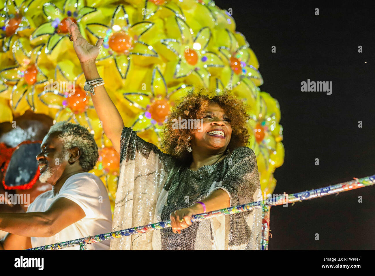 Rio de Janeiro, Brésil. 06Th Mar, 2019. Zeze Motta lors d'un défilé de l'école de samba de Porto da Pedra de Serie A du Carnaval 2019 à Sambódromo do Sapucai Marques dans la ville de Rio de Janeiro ce samedi, 02. (Photo : William Volcov/Brésil Photo Presse ) Crédit : Brésil Photo Presse/Alamy Live News Banque D'Images