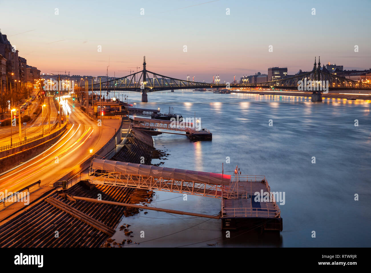 Lever de Soleil sur le Danube à Budapest, pont de la Liberté au loin. Banque D'Images