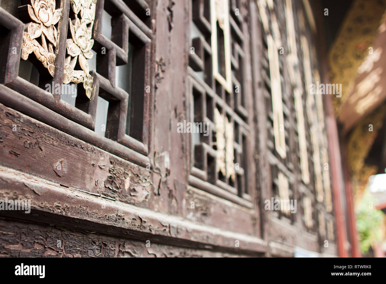 Cadre de la fenêtre en bois oriental. Modèle d'or chinois sur les volets de la fenêtre. Banque D'Images