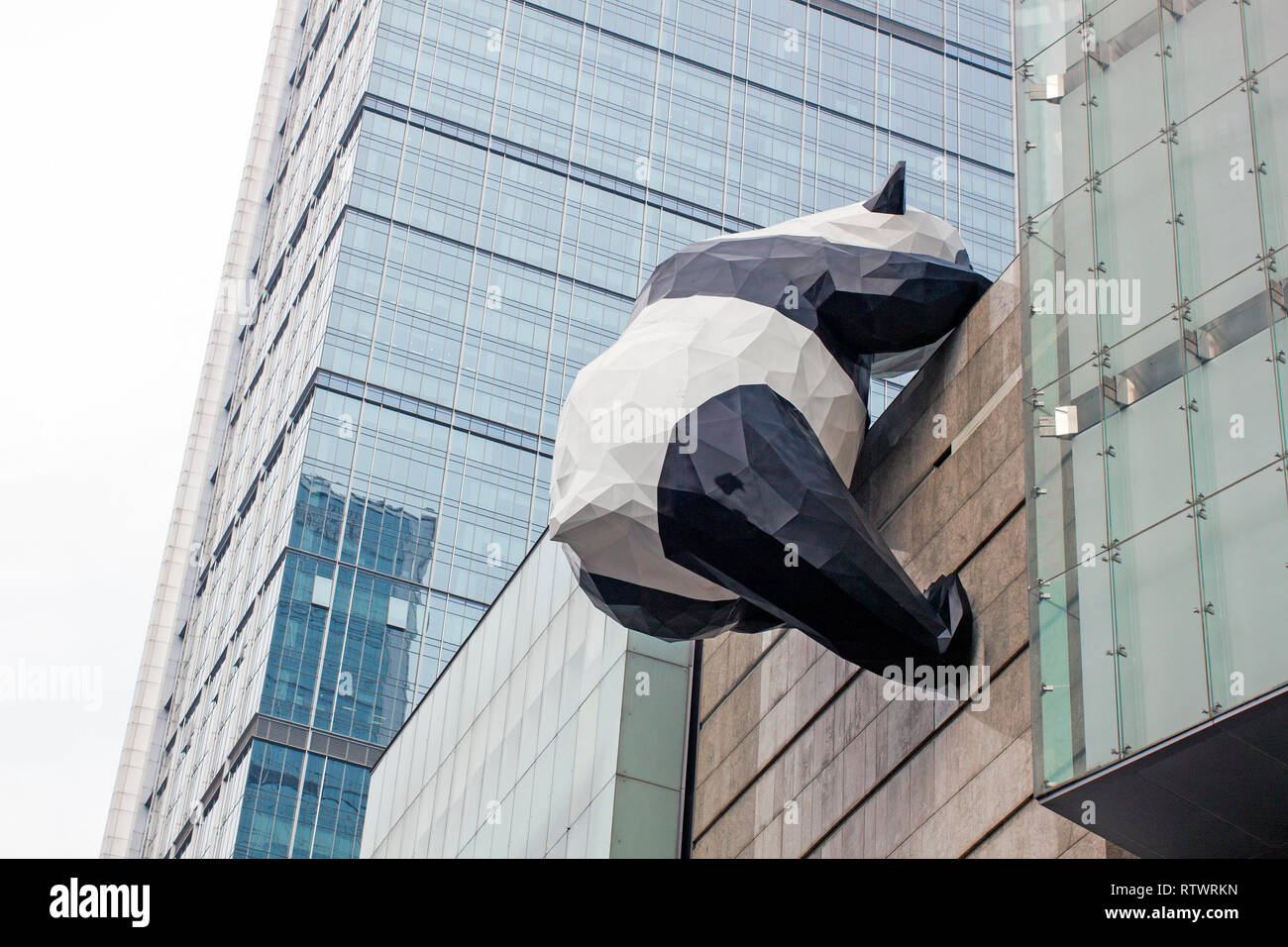 Installation artistique sur l'immeuble. Le travail de l'artiste. Panda de Chengdu. Banque D'Images