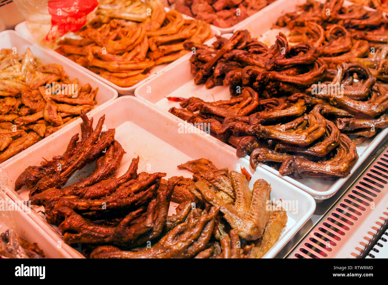 Chengdu épicé mariné Street Food vendant de la viande, les légumes et l'intérieur des parties d'animaux. Sélectionner et mélanger avec des ailes de canards et de pattes de poulet. Banque D'Images