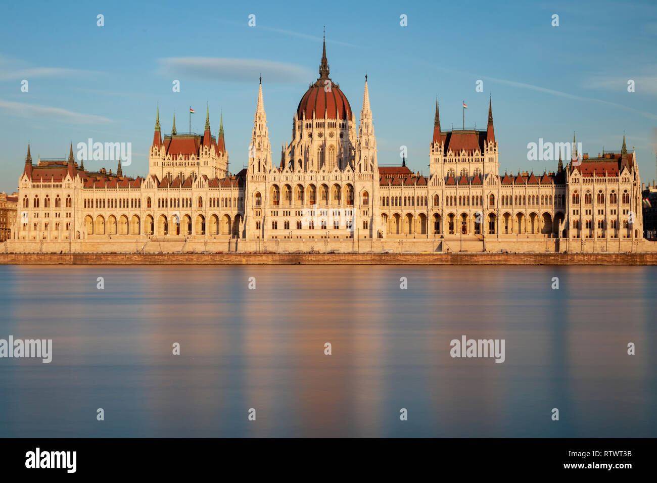 Coucher de soleil au parlement hongrois à Budapest, Hongrie. Banque D'Images