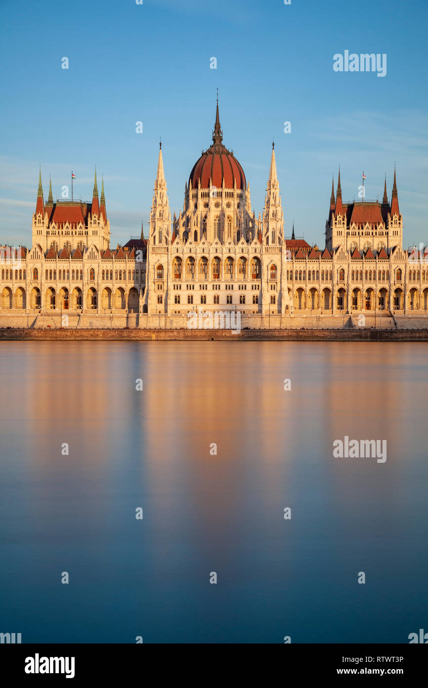 Coucher de soleil au parlement hongrois à Budapest. Banque D'Images