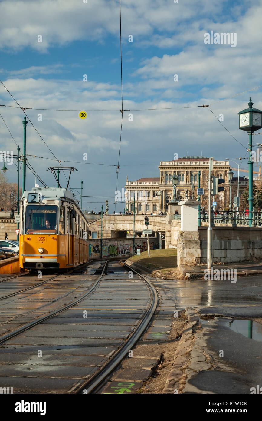 Tramway jaune traditionnel à Budapest, Hongrie. Banque D'Images