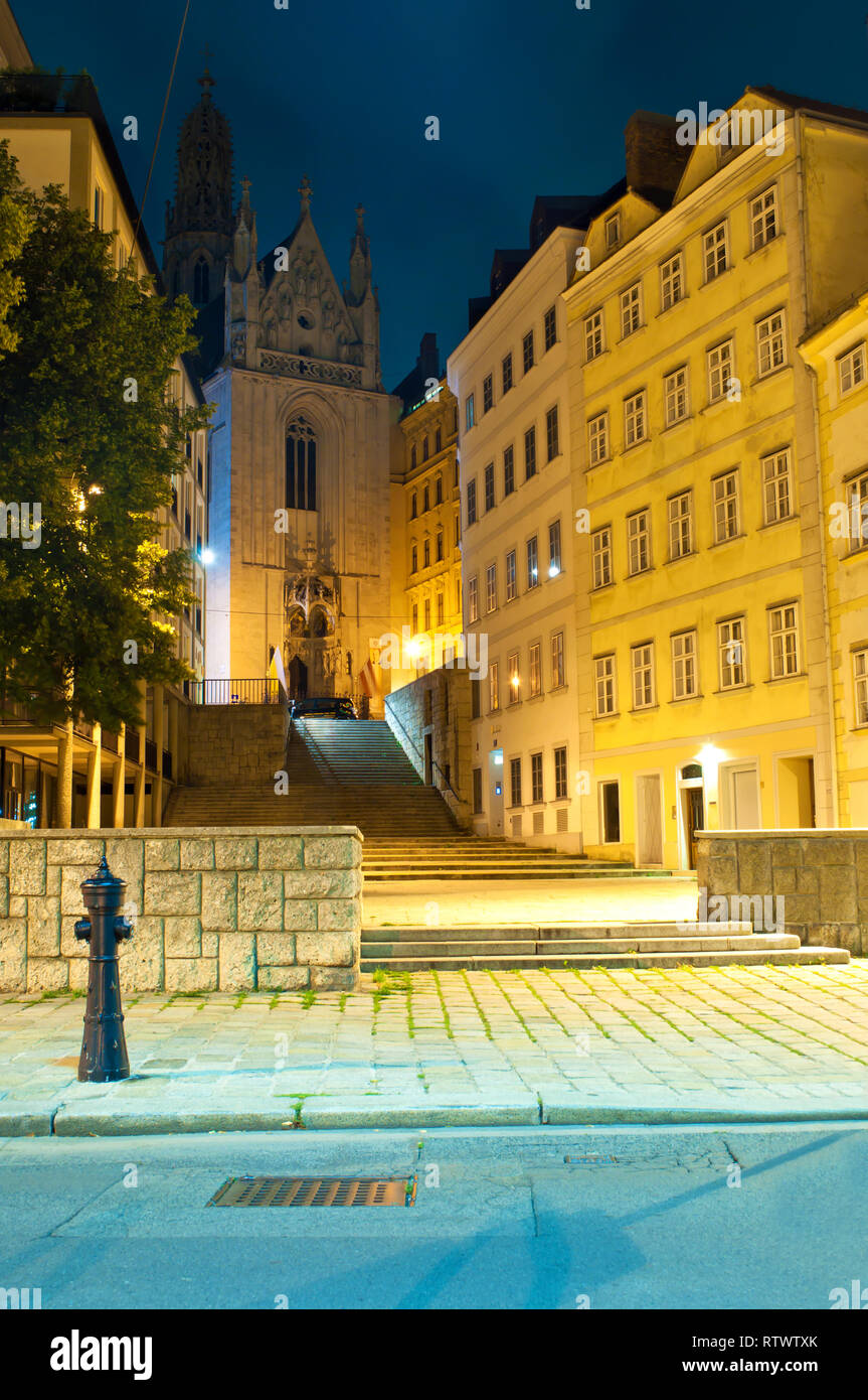 Entrée de Maria am Gestade église gothique à Vienne, Autriche. À long escalier menant à celle-ci parmi les bâtiments. Soigné Nuit d'été chaude Banque D'Images