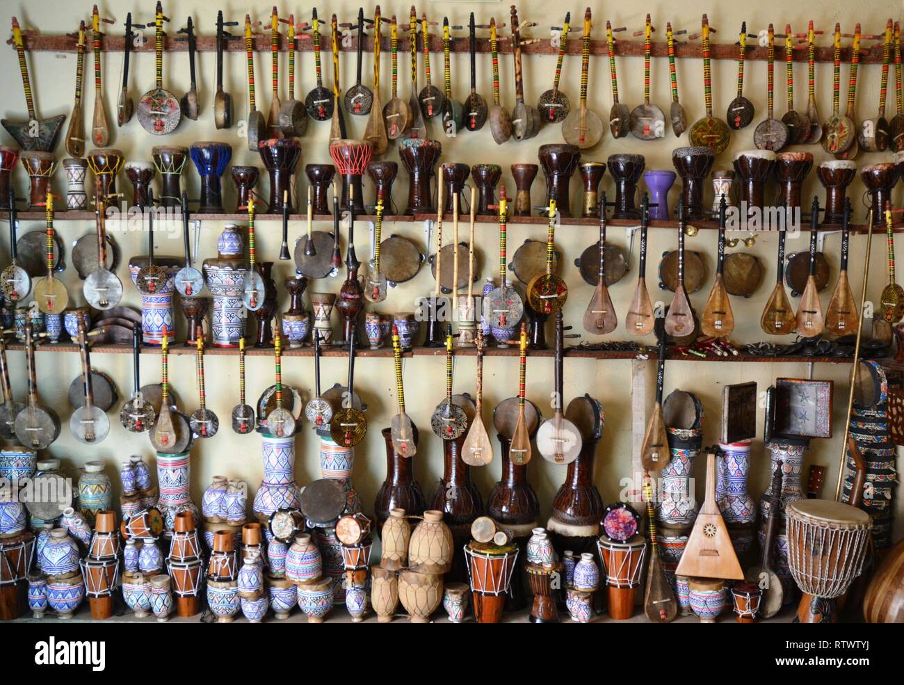 Variété d'instruments de musique traditionnelle marocaine Banque D'Images