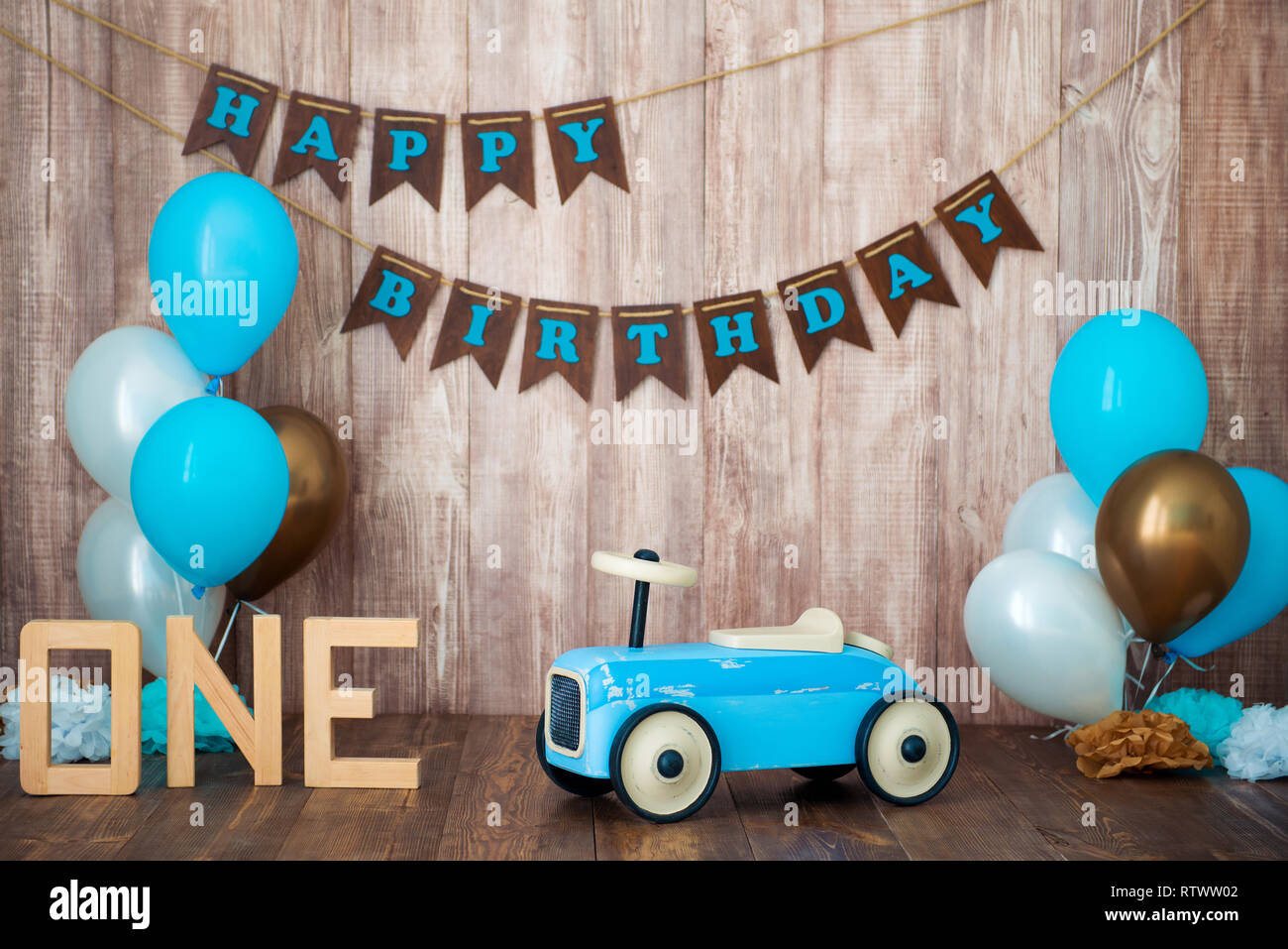 Retro Bleu Voiture Jouet Avec Des Ballons A L Helium Sur Un Fond De Bois Maison De L Enfance Zone Photo Decoree Pour Un Petit Garcon Joyeux Anniversaire 1 An Photo Stock Alamy Retro Bleu Voiture Jouet Avec Des Ballons A L Helium Sur Un Fond De Bois Maison De L Enfance Zone Photo Decoree Pour Un Petit Garcon Joyeux Anniversaire 1 An Photo Stock Alamy
