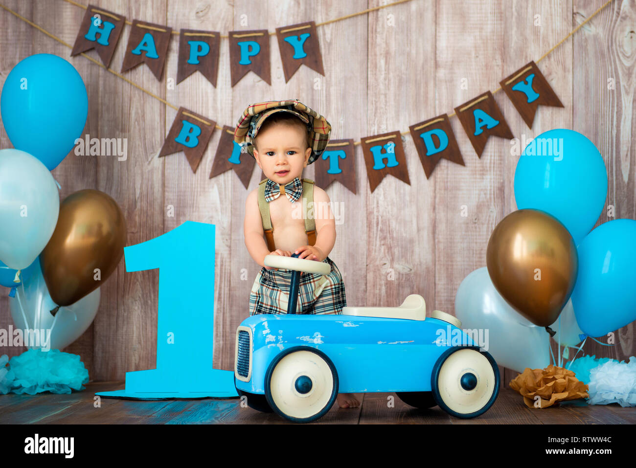 Petit Garcon Enfant Monsieur En Costume Retro Avec Bretelles Et Le Chapeau Est Assis Sur Une Voiture En Bois Fete Pour Les Enfants Avec Des Ballons Joyeux Anniversaire 1 An Photo Stock Petit Garcon Enfant Monsieur En Costume Retro Avec Bretelles Et Le Chapeau Est Assis Sur Une Voiture En Bois Fete Pour Les Enfants Avec Des Ballons Joyeux Anniversaire 1 An Photo Stock