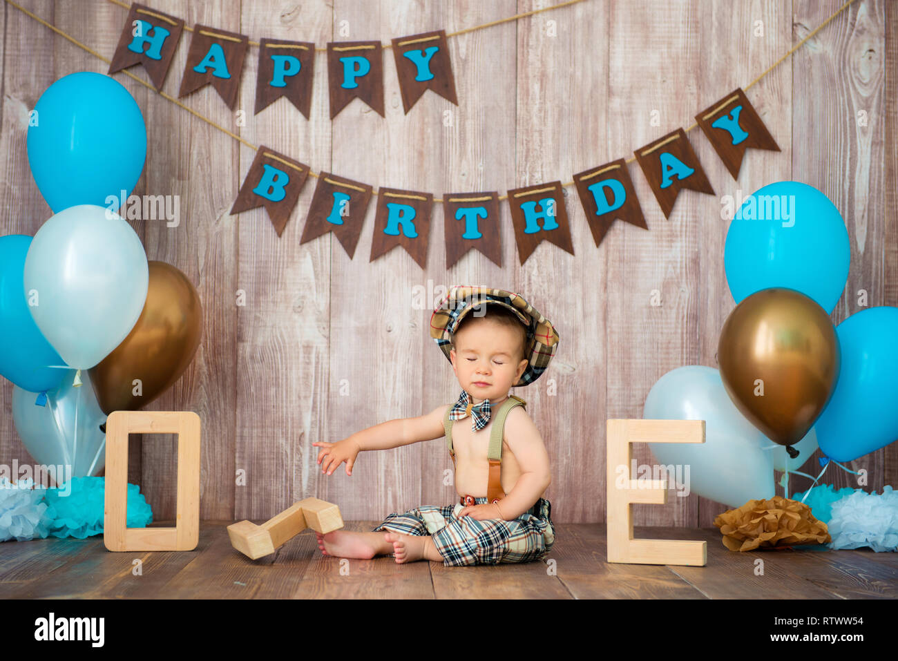 Joyeux Anniversaire Petit Gentleman Le Garcon Est Vetu D Un Costume Retro Avec Bretelles Un Bouchon Et Une Cravate D Arc Et Se Trouve Parmi Les Ballons Enfant 1 Ans Photo Stock Alamy