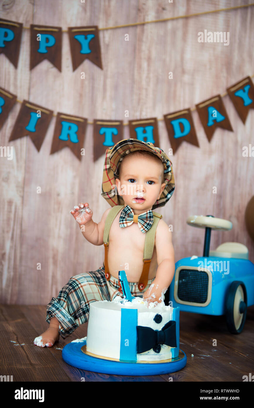 Smashcake Ecraser Photoshoot Pour Un Petit Garcon Gentleman Decore Avec Un Motif En Photozone Voiture Retro Et De Ballons D Helium Joyeux Anniversaire 1 An Photo Stock Alamy