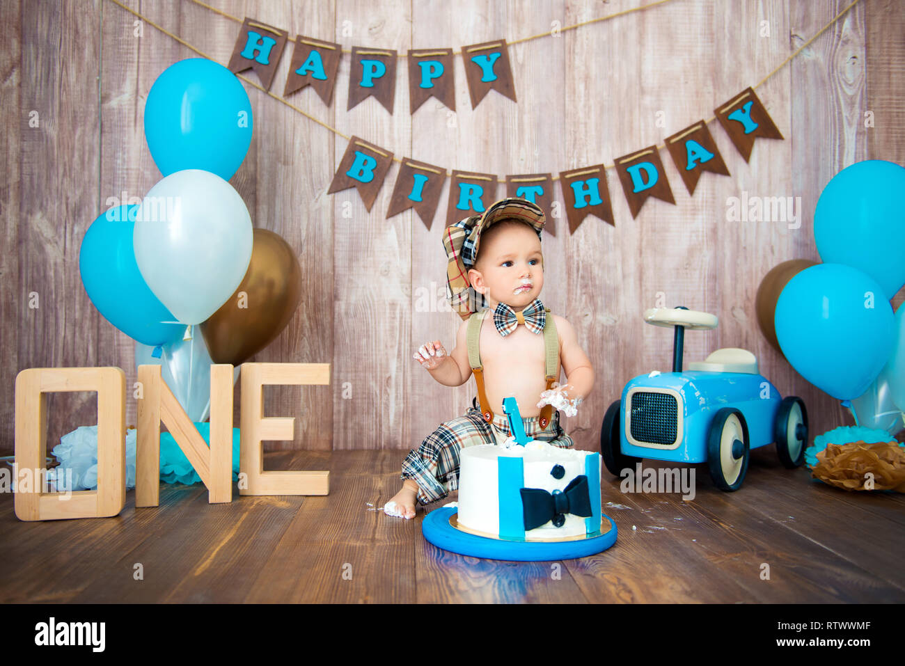 Smashcake Ecraser Photoshoot Pour Un Petit Garcon Gentleman Decore Avec Un Motif En Photozone Voiture Retro Et De Ballons D Helium Joyeux Anniversaire 1 An Photo Stock Alamy