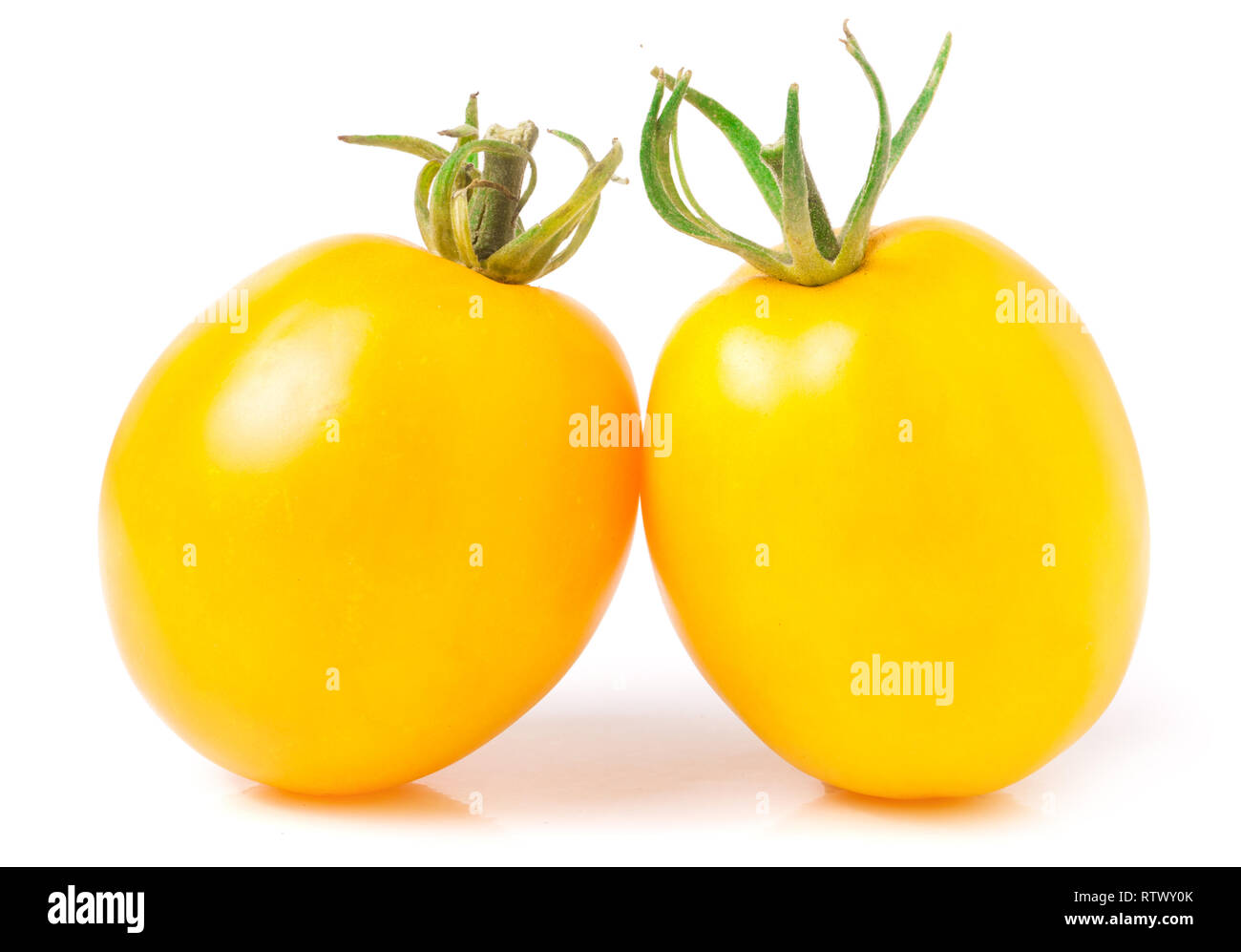 Deux tomate jaune isolé sur fond blanc Banque D'Images