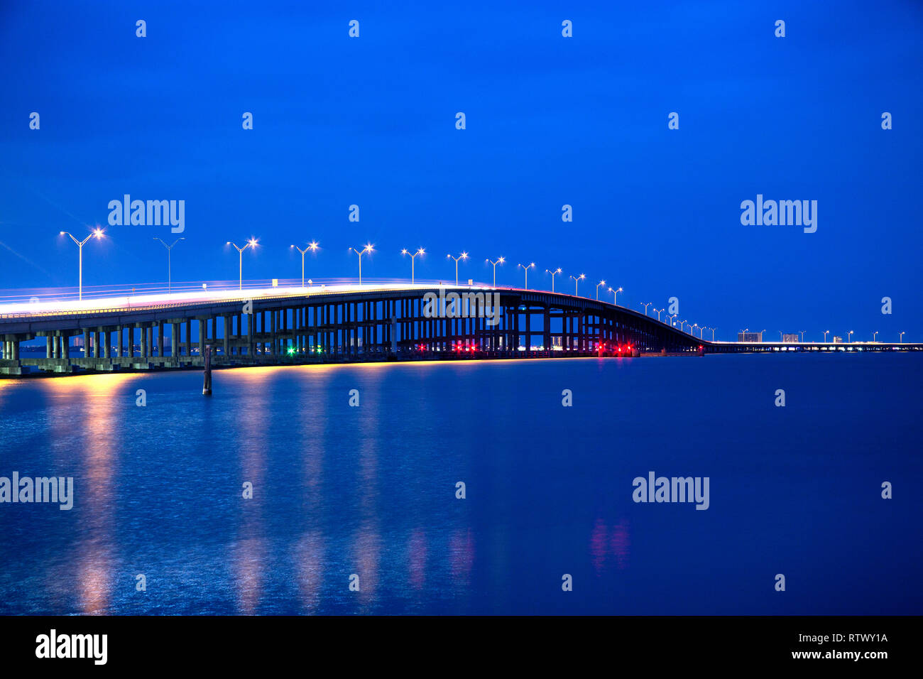 La Reine Isabelle Memorial Bridge à l'heure bleue de Port Isabel, Texas Banque D'Images