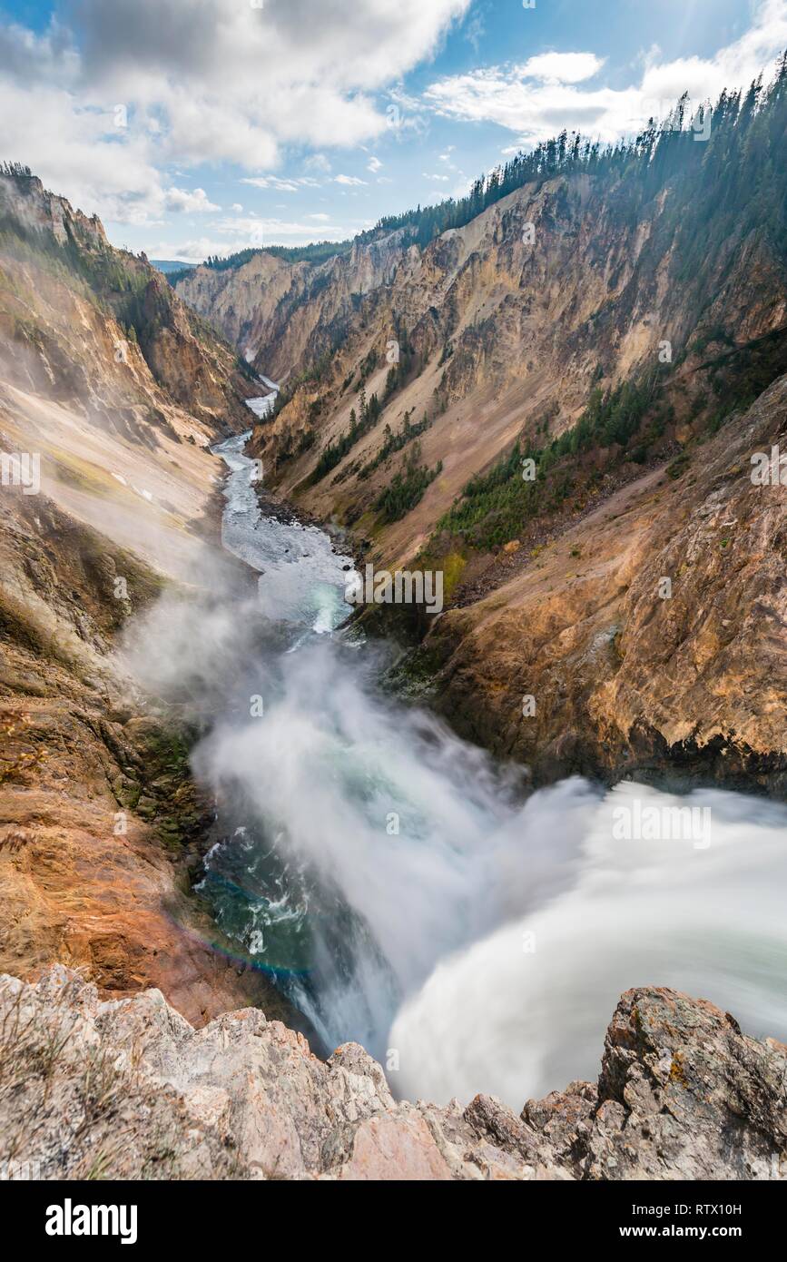 Yellowstone Falls Cascade, Cascade, dans une gorge de la rivière Yellowstone, dans le Grand Canyon de Yellowstone Banque D'Images