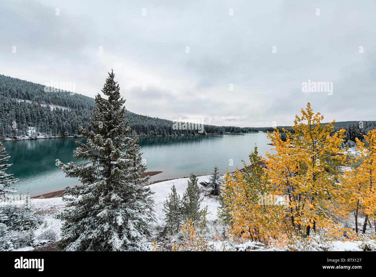 Deux Jack Lake, Lac de montagne, à l'automne avec la première neige, Parc national de Banff, montagnes Rocheuses, Alberta, Canada Banque D'Images