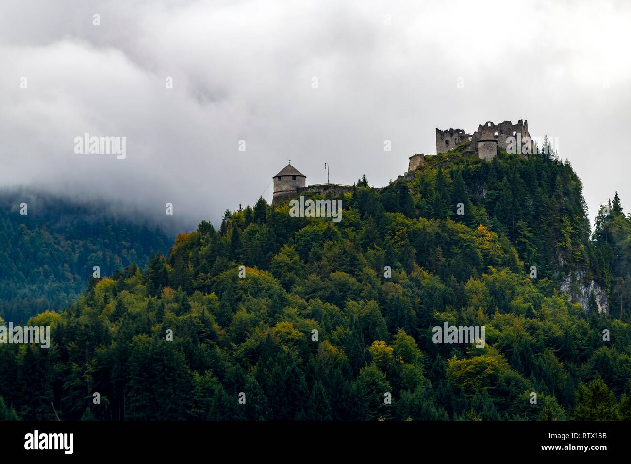 Les ruines du château Ehrenberg, avec la forêt de feuillus et les montagnes dans la brume, Ehrenberg, Reutte, Tyrol, Autriche, Ausserfern Banque D'Images