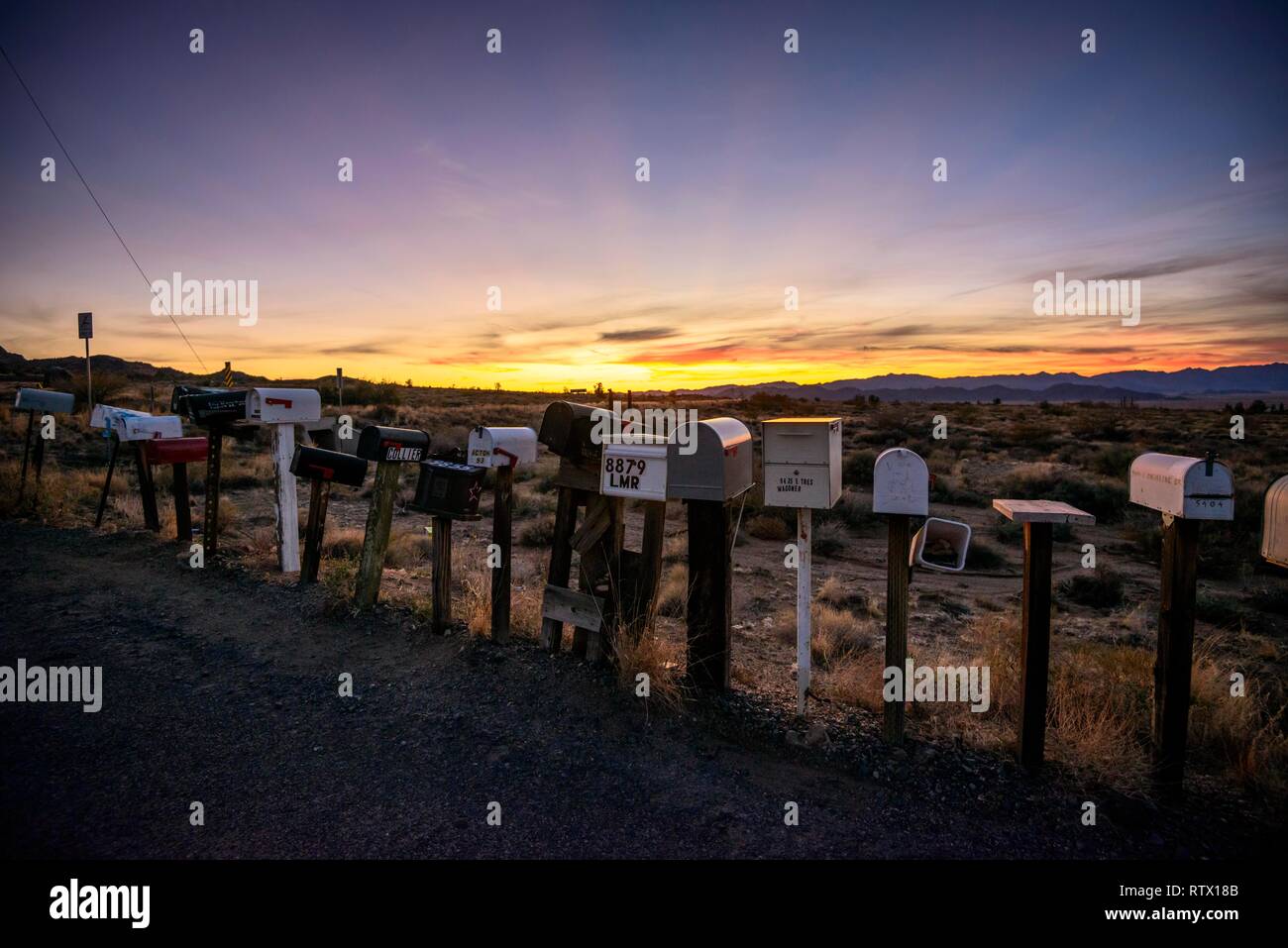 Au coucher du soleil, les boîtes aux lettres en bordure de l'historique Route 66, Antares, Walapai, Kingman, Arizona, USA Banque D'Images