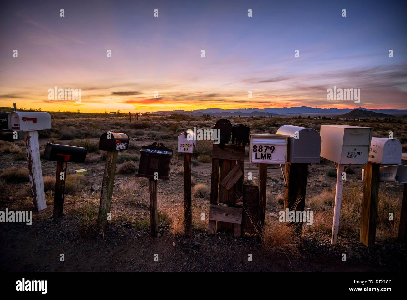 Au coucher du soleil, les boîtes aux lettres en bordure de l'historique Route 66, Antares, Walapai, Kingman, Arizona, USA Banque D'Images