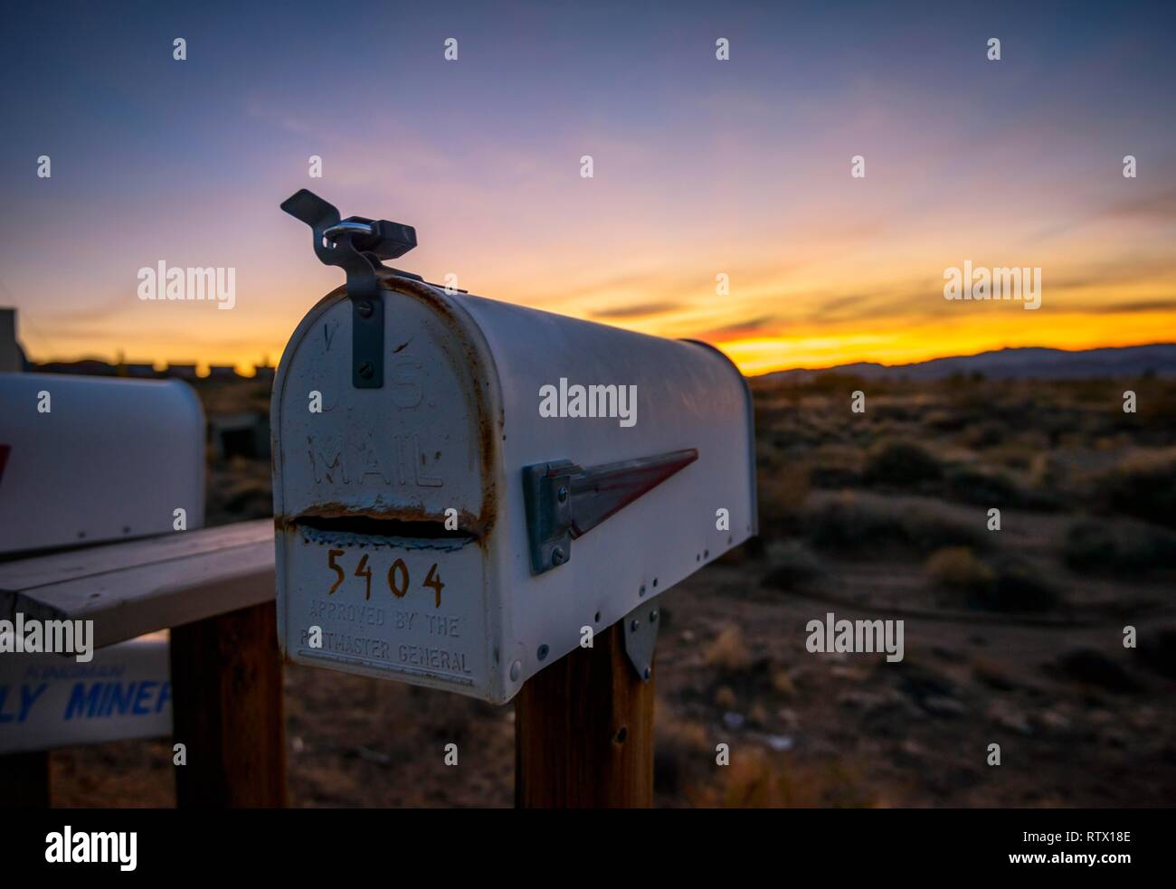 Boîte aux lettres en bordure de route au coucher du soleil, l'historique Route 66, Antares, Walapai, Kingman, Arizona, USA Banque D'Images
