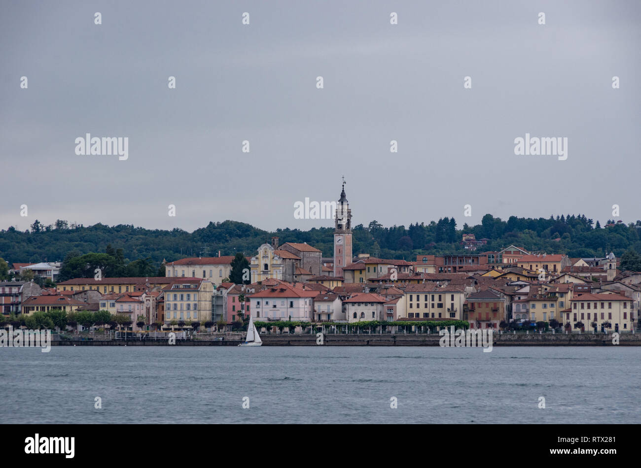 Ville de Arona sur le Lac Majeur, Piémont, Italie. Voir à partir de la Rocca di Angera Banque D'Images
