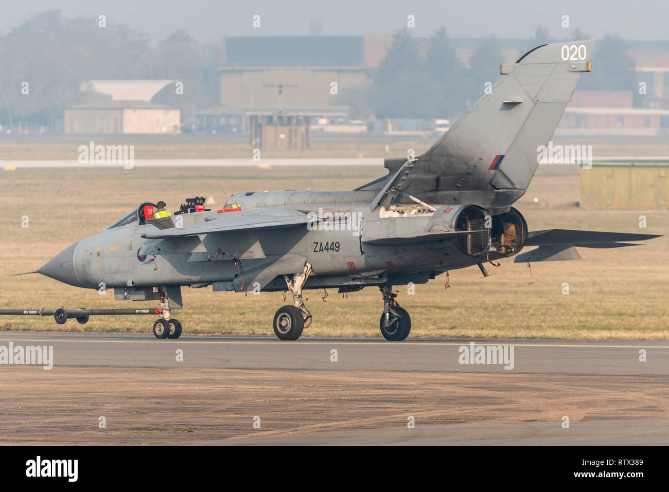 Royal Air Force Panavia Tornado Gr4 fighter jet ZA449 d'être remorqué à la casse comme la RAF la retraite Le vieillissement de bombardiers Banque D'Images