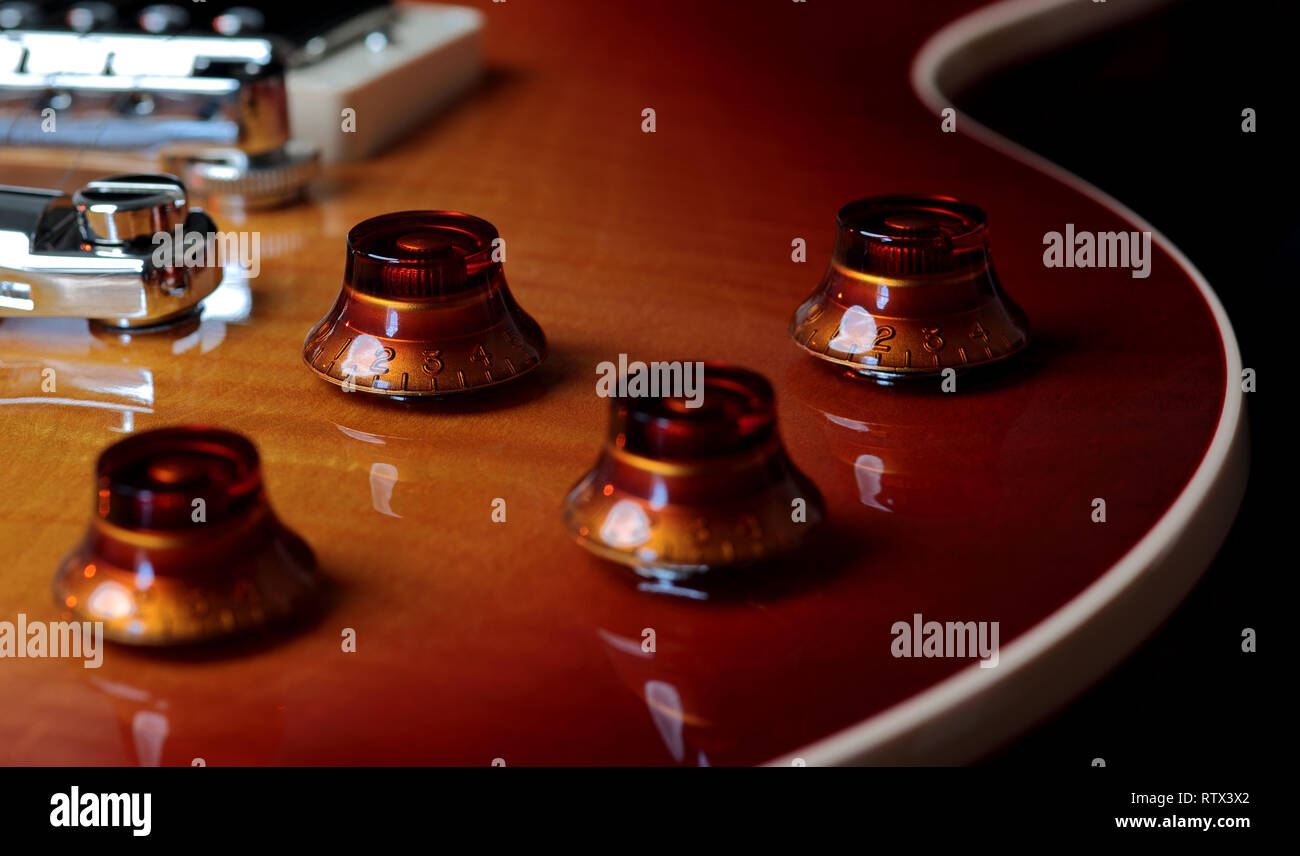 Très gros plan de volume et de tonalité de rouge cerise brillant nouvelle guitare électrique. Banque D'Images