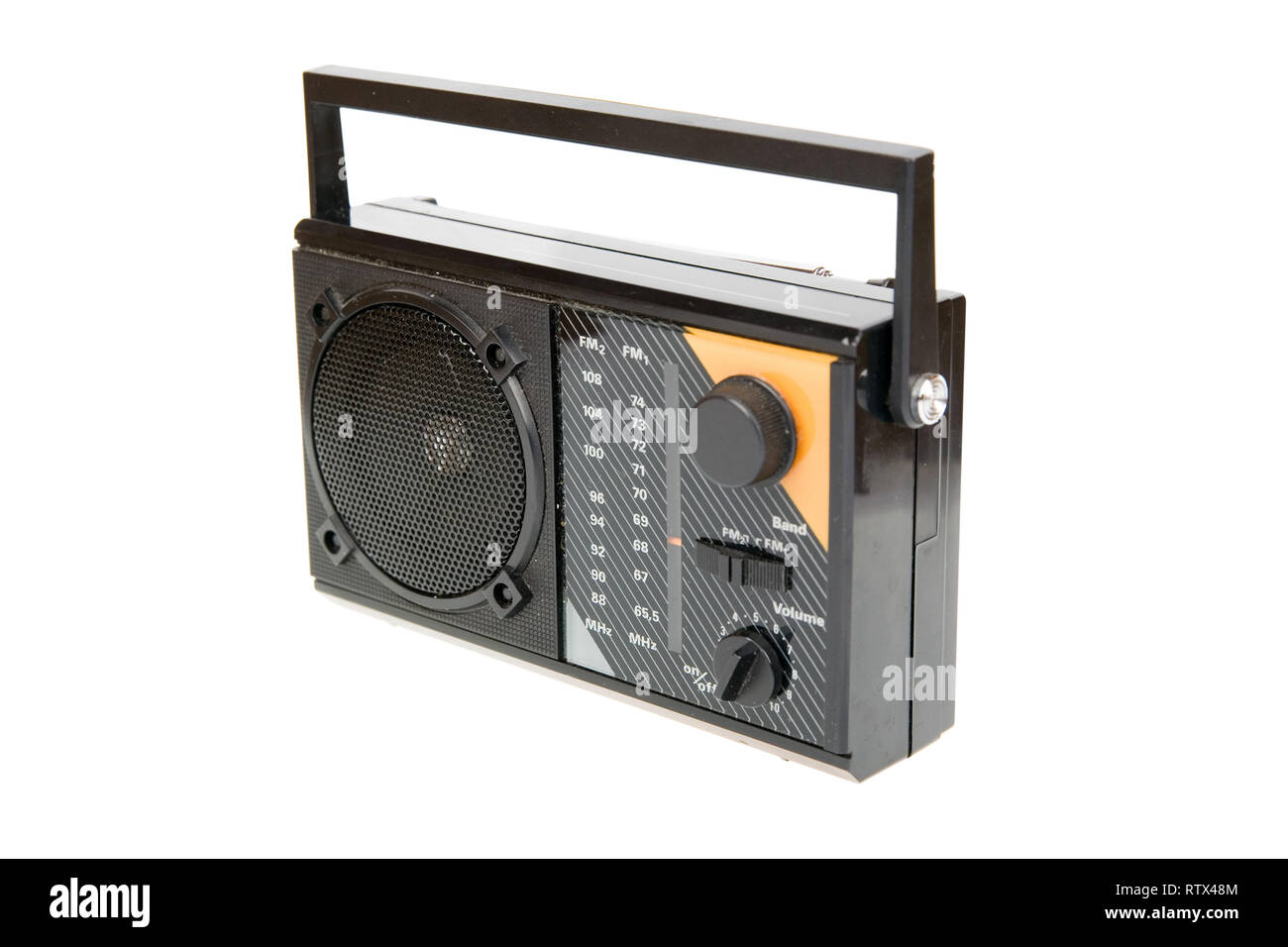 Une vieille radio isolé sur fond blanc Banque D'Images