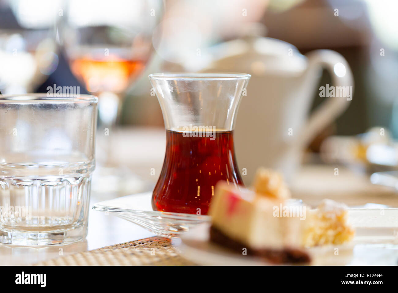 Du thé turc traditionnel en verre de forme sur la table dans un restaurant. Close up low angle shot à sun bright light Banque D'Images