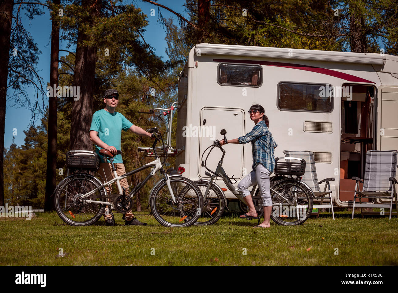 A couple by their caravan at the campsite Banque de photographies et  d'images à haute résolution - Alamy
