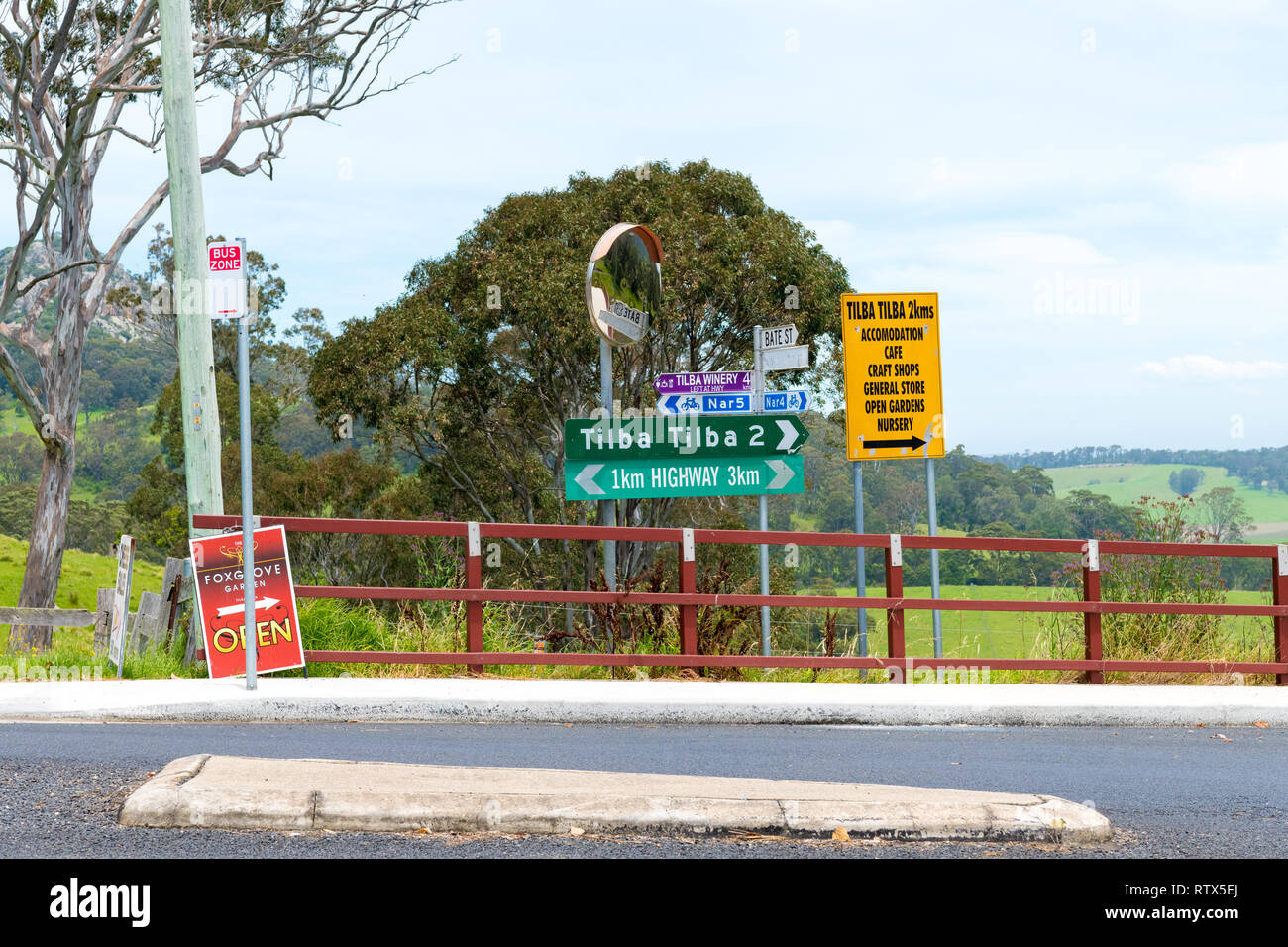 Tilba, , Australia-December 27, 2018 : des panneaux dans la ville historique de Tilba, classé par le National Trust comme la Central Tilba Con Banque D'Images