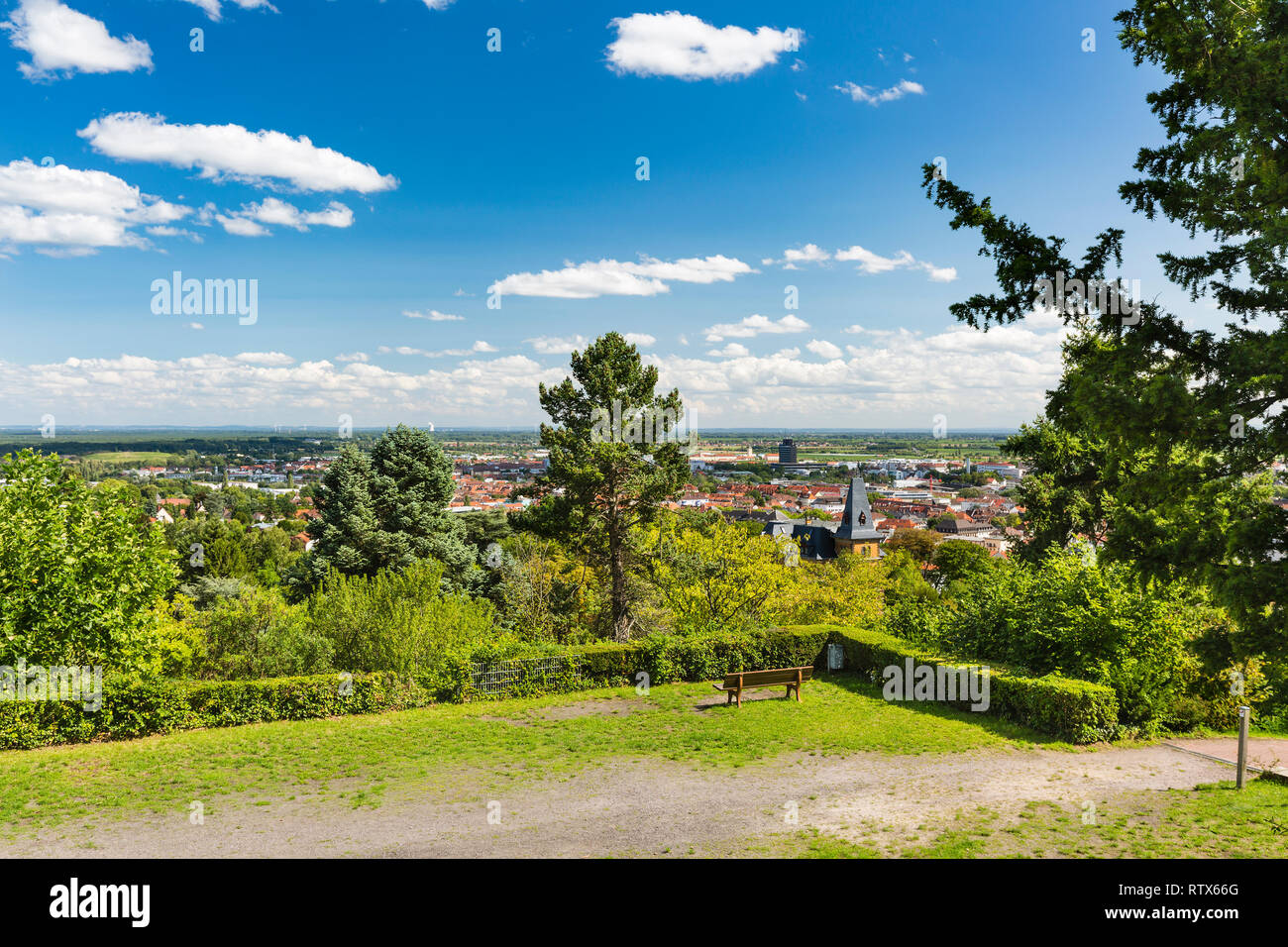 Vue depuis une colline plus de gersfeld, Allemagne sur une claire journée d'été avec ciel bleu profond. Banque D'Images