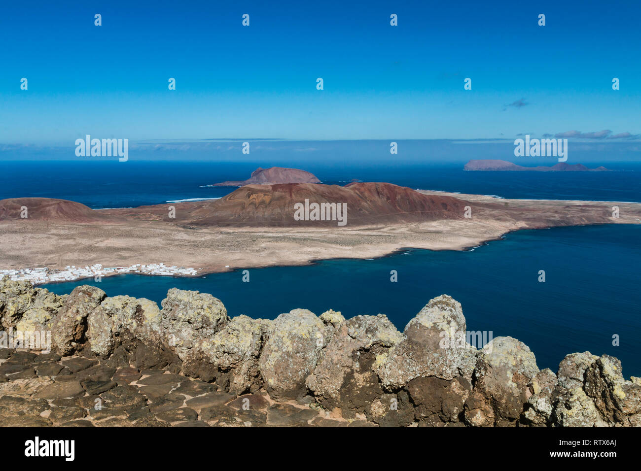 Vue depuis le Mirador del Rio à Lanzarote, Espagne à la Isla La Graciosa avec les autres îles Isla de Montana Clara et Isla de Allegranza dans la b Banque D'Images