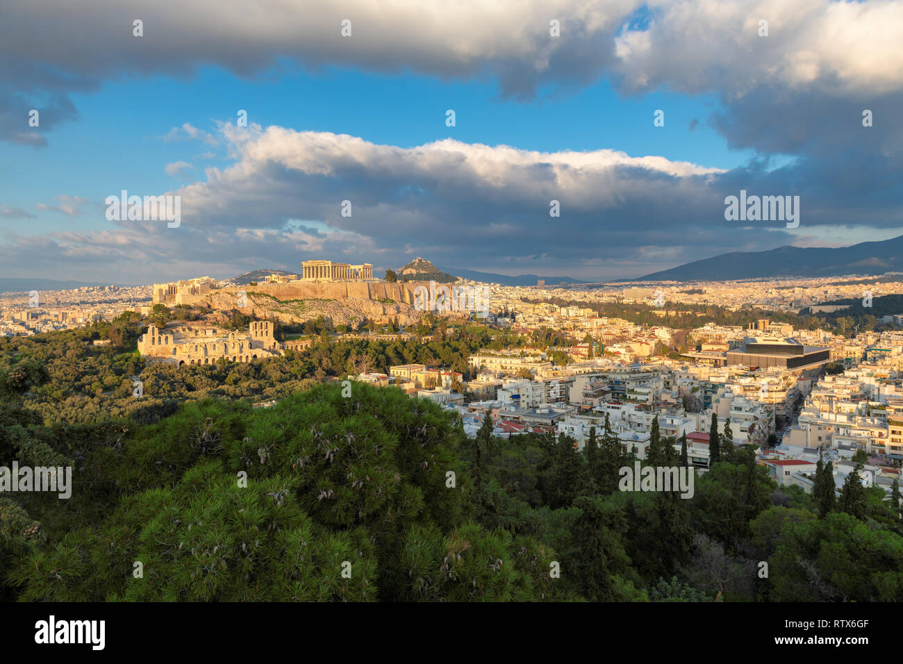 Les toits d'Athènes, avec l'Acropole et le Parthénon Banque D'Images
