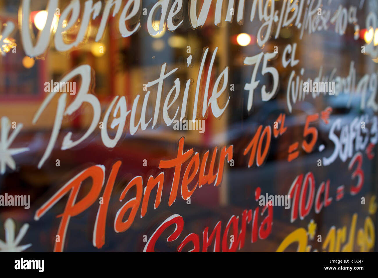 Fenêtre colorée de la brasserie affichant des boissons écrites à la main et des prix, Paris, France Banque D'Images