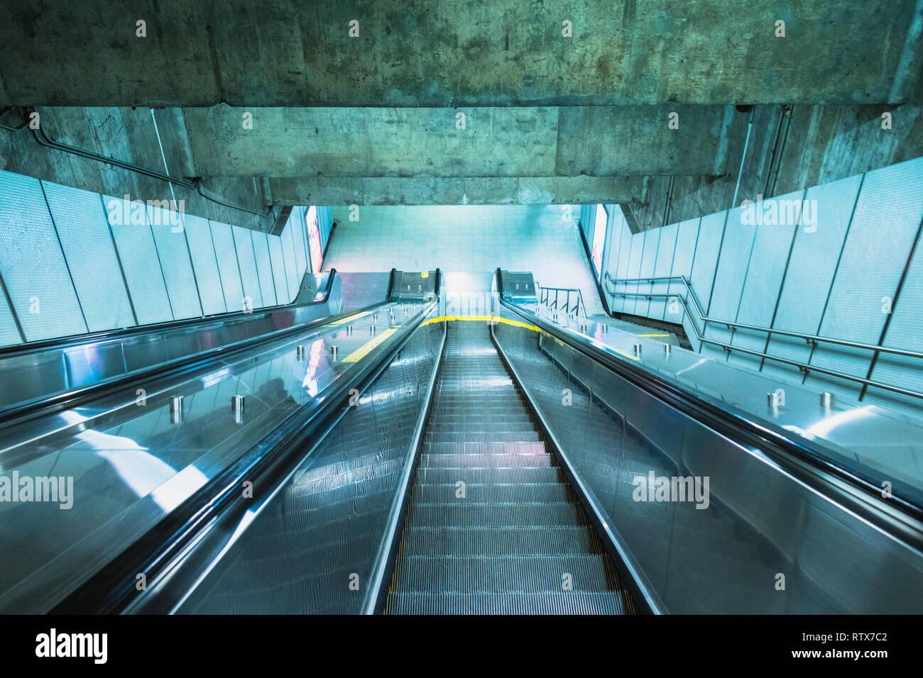 Escalator de métro à Montréal, Canada - aucune personne. La symétrie de l'intérieur Banque D'Images