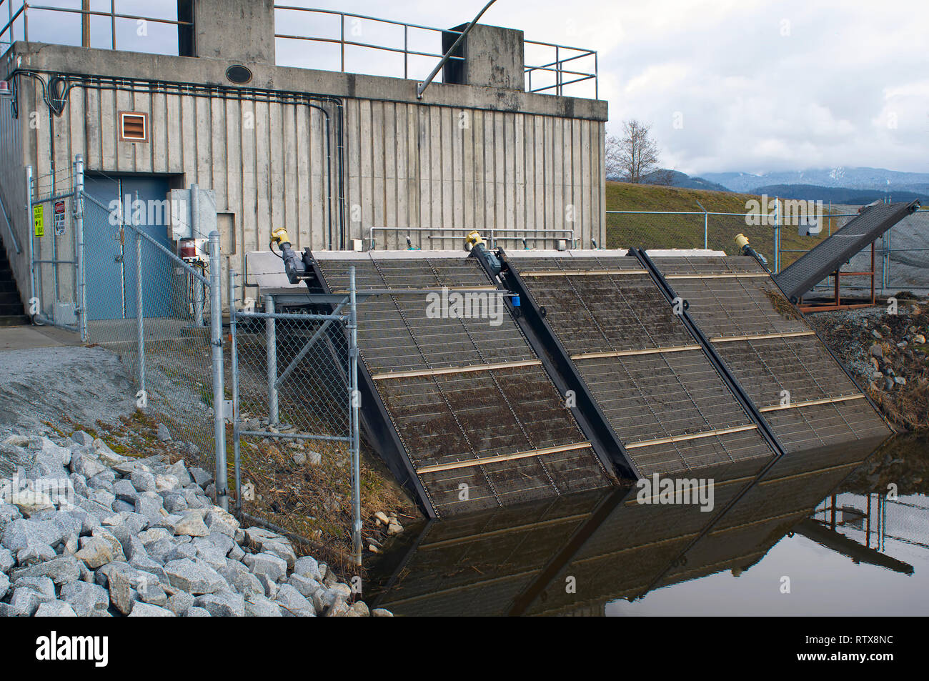 La station de pompage de McKechnie montrant l'écran de débris sur la digue de la rivière Alouette S., Pitt Meadows, Colombie-Britannique, Canada. Banque D'Images